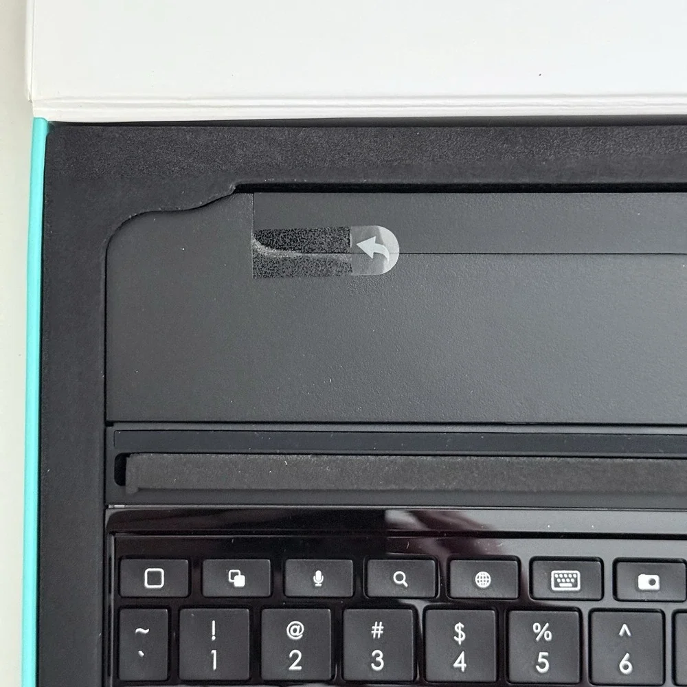 Logitech Ultrathin Apple iPad Air 2 Magnetic Clip On Keyboard Cover Case
